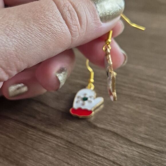 Black Friday Deals ◇ Festive Holiday Mitten Earrings with Snowflake Design - Picture 6 of 6